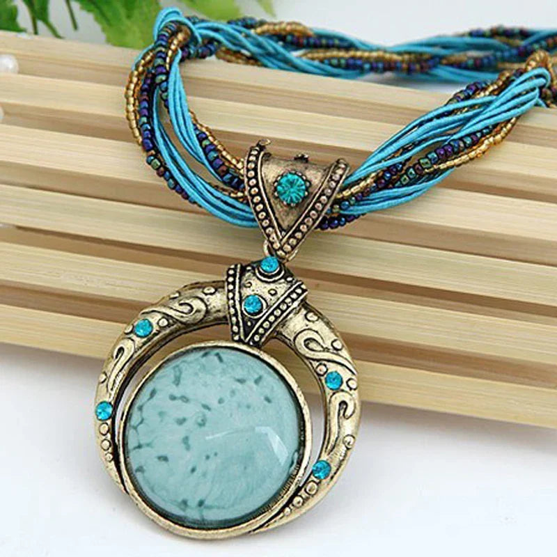 Collar vintage con colgante de cristal esmeralda étnico