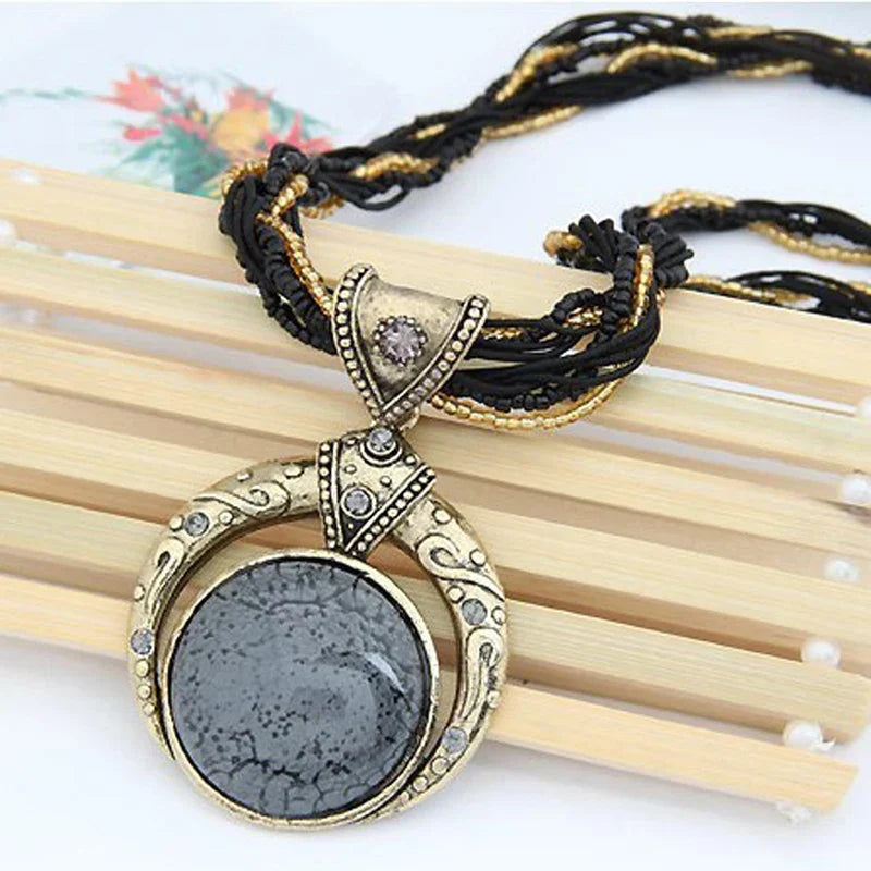 Collar vintage con colgante de cristal esmeralda étnico