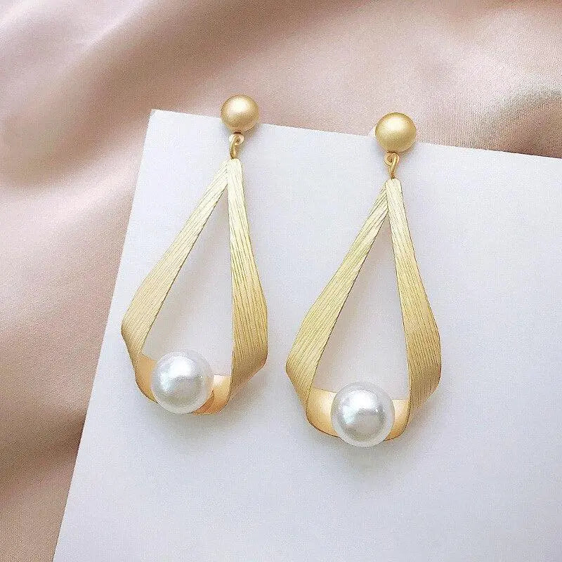 Elegantes pendientes de aro con cristales y perlas redondas