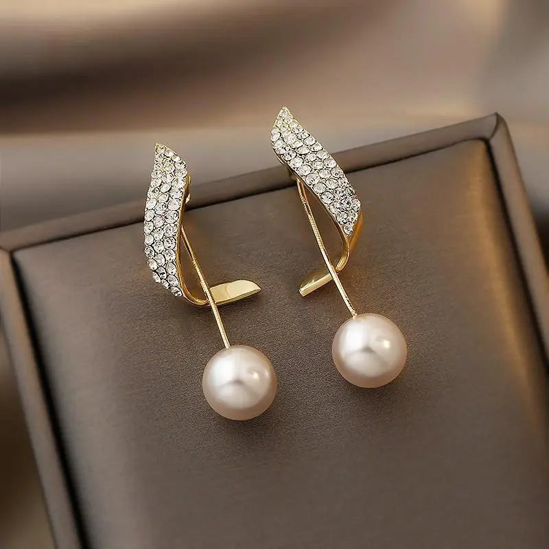 Pendientes de aro de oro adornados con perlas