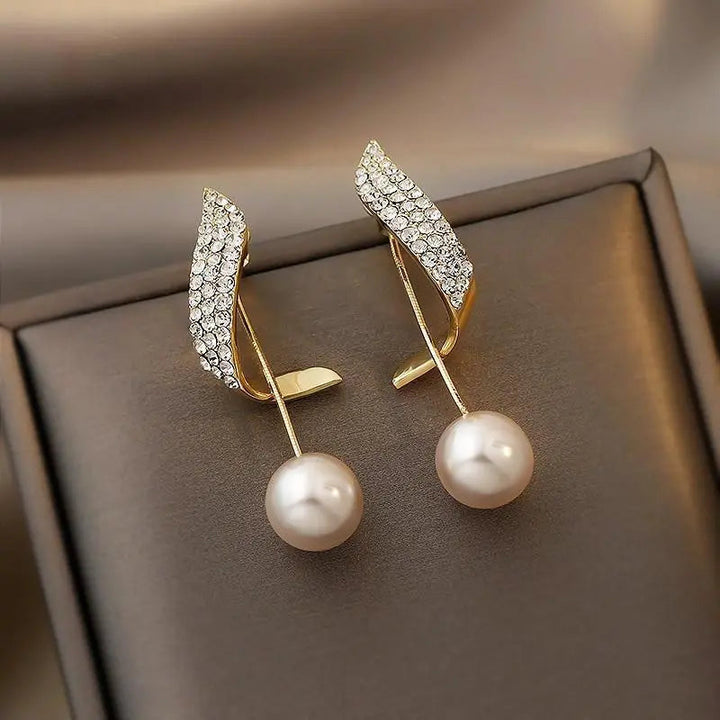 Pendientes de aro de oro adornados con perlas