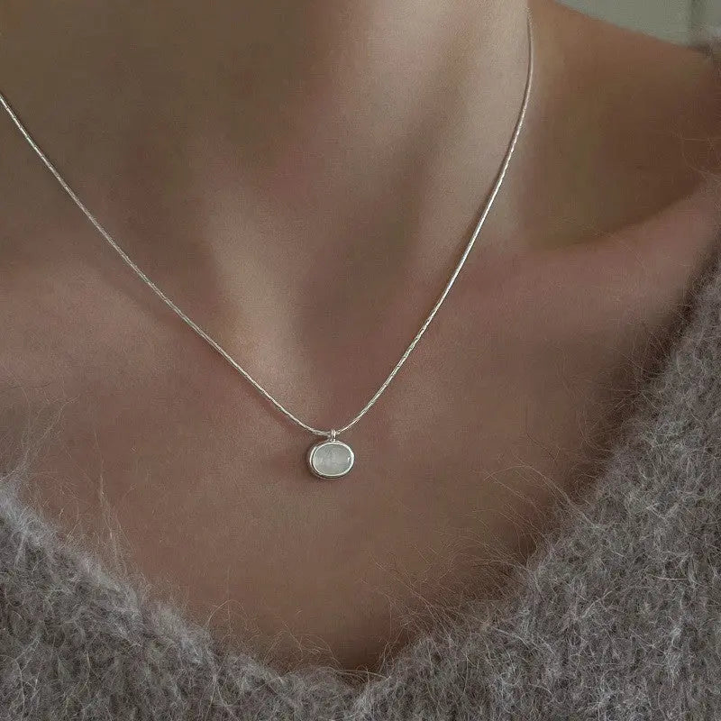 Collar elegante con colgante solitario de plata
