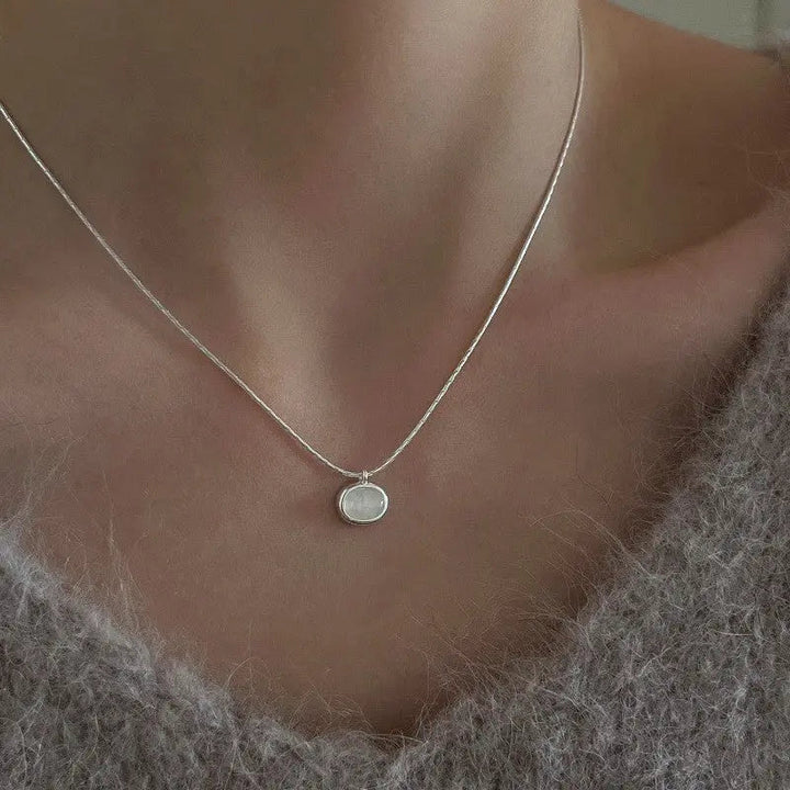 Collar elegante con colgante solitario de plata