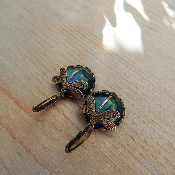 Pendientes esféricos de oro antiguo con diseño de libélula