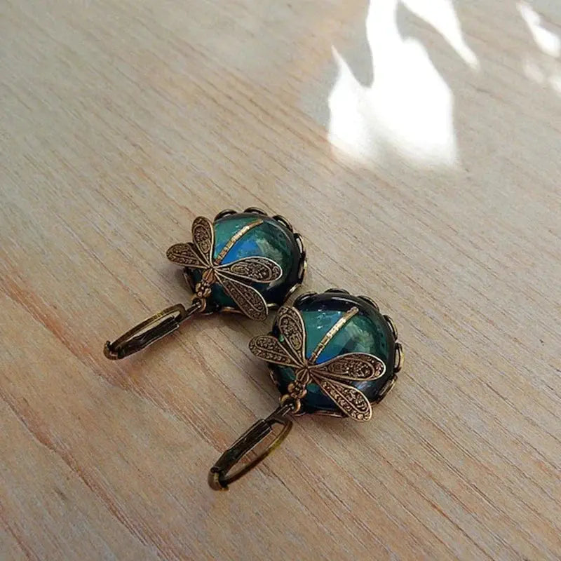 Pendientes vintage esféricos dorados con libélula