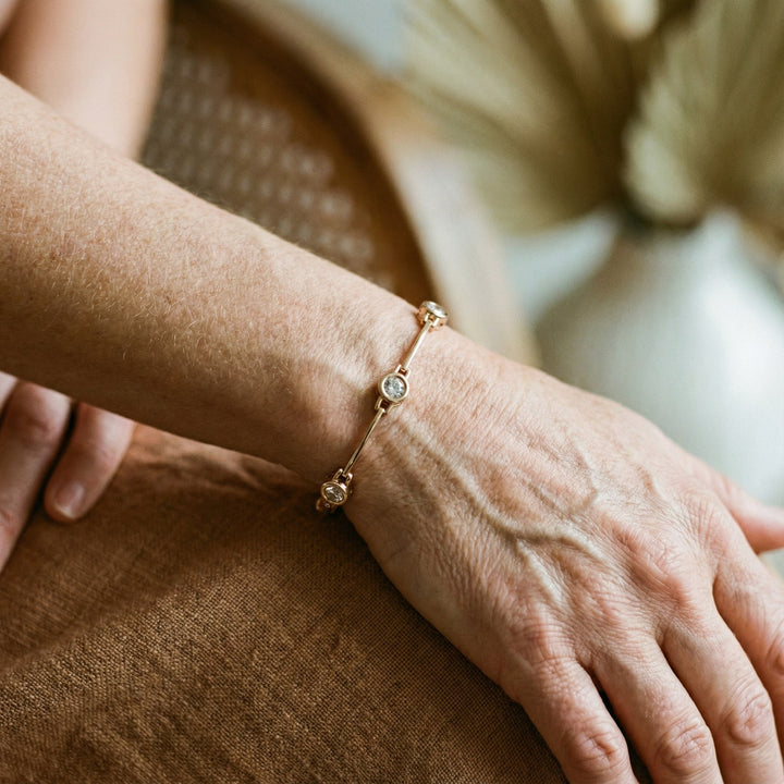Elegante pulsera de oro con piedras de circonita