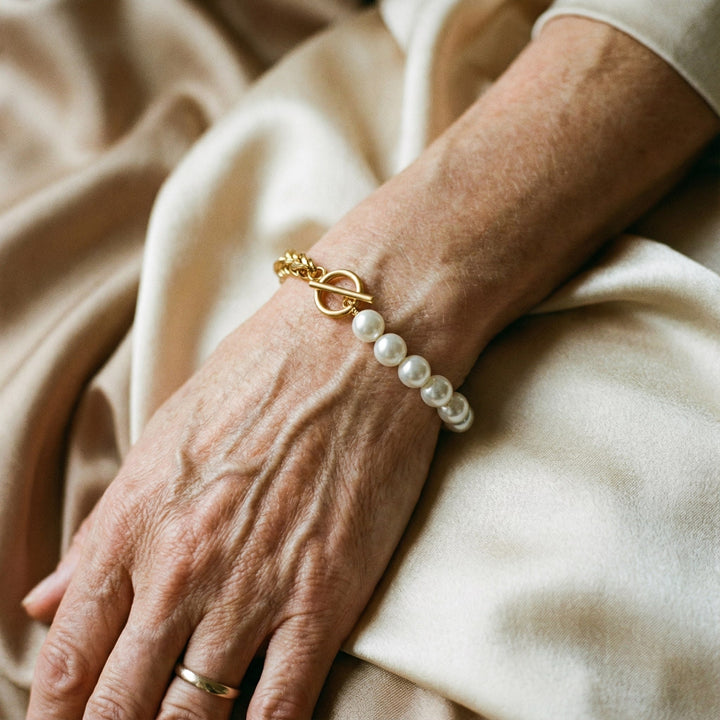 Elegante pulsera de oro y perlas