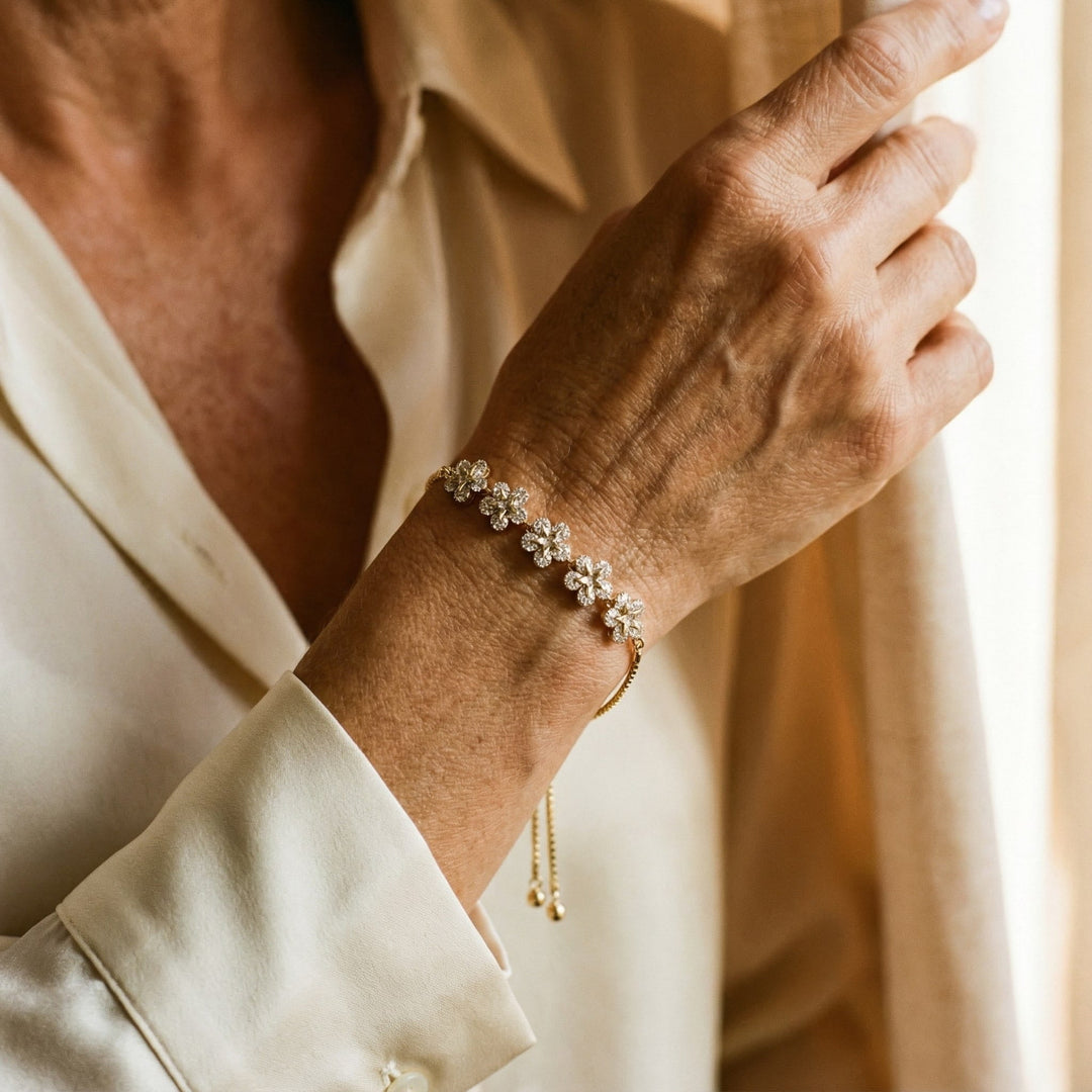 Pulsera dorada con margaritas y cristales