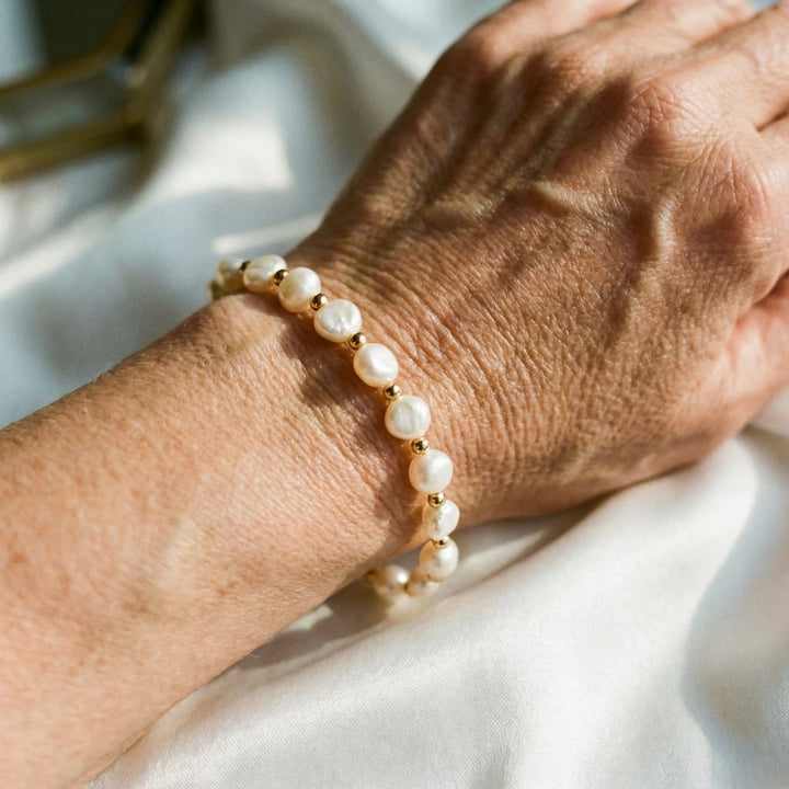 Pulsera vintage con perla blanca y oro