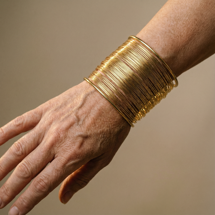 Pulsera abierta de oro con diseño en espiral