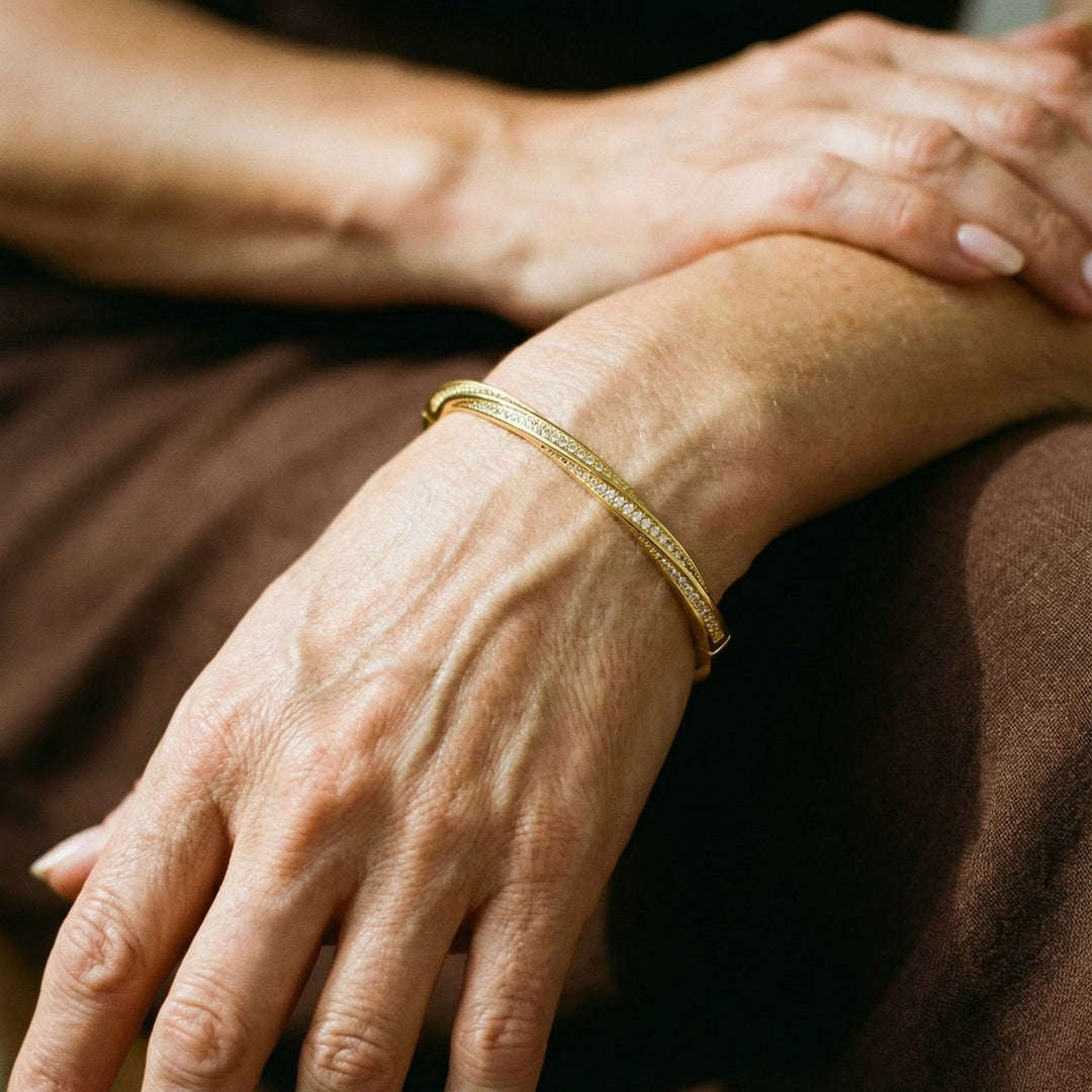 Una elegante pulsera de cristal con doble fila de cuentas chapadas en oro