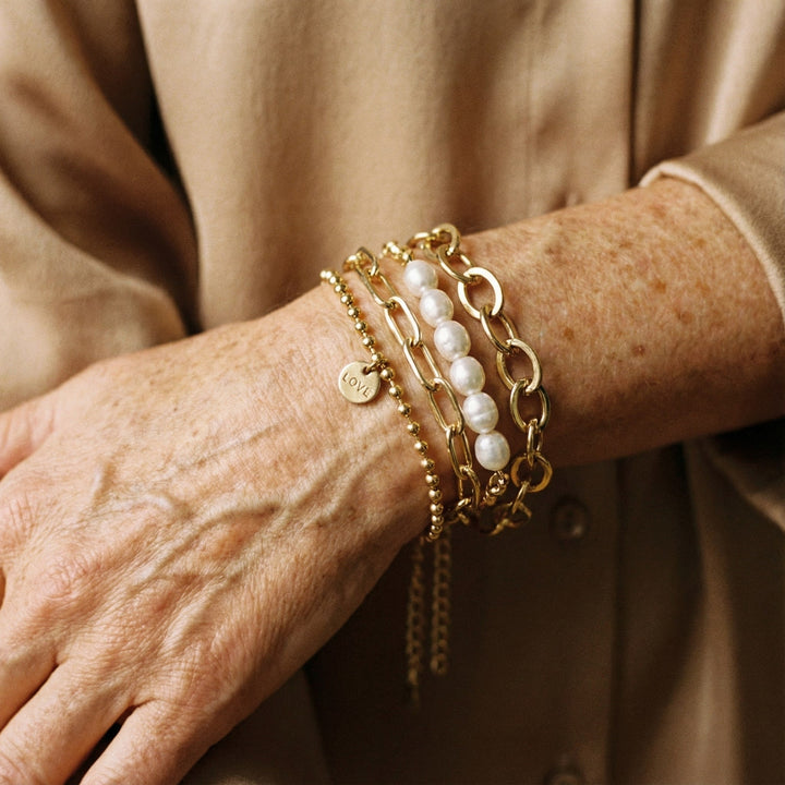 Pulseras de oro adornadas con perlas