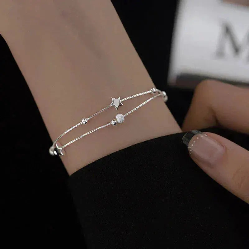 Pulsera de plata decorada con estrellas