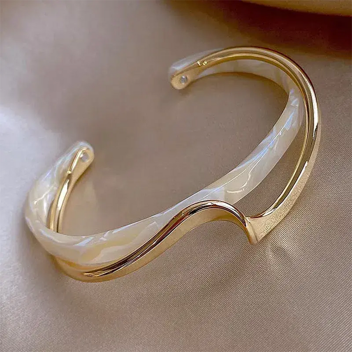 Pulsera chic abierta en esmalte blanco y oro