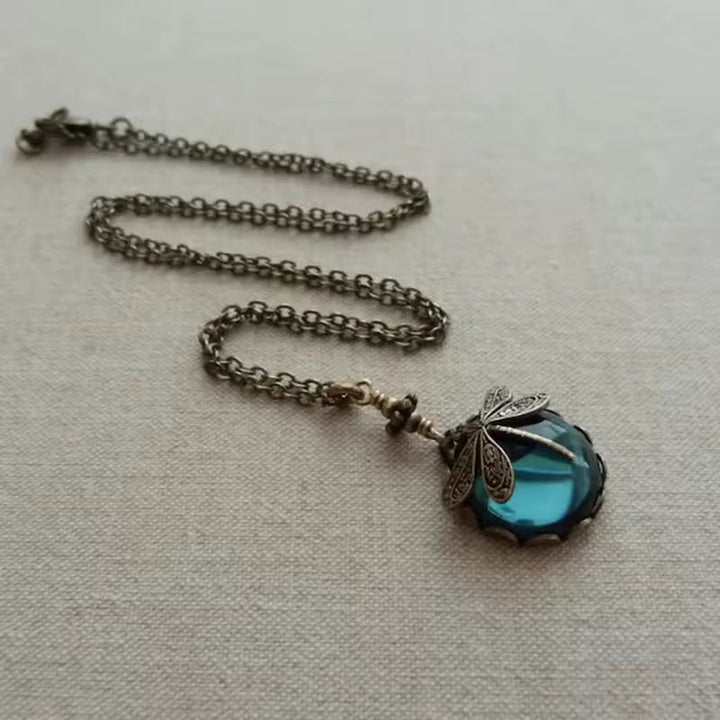 Collar vintage con libélula - Elegancia etérea