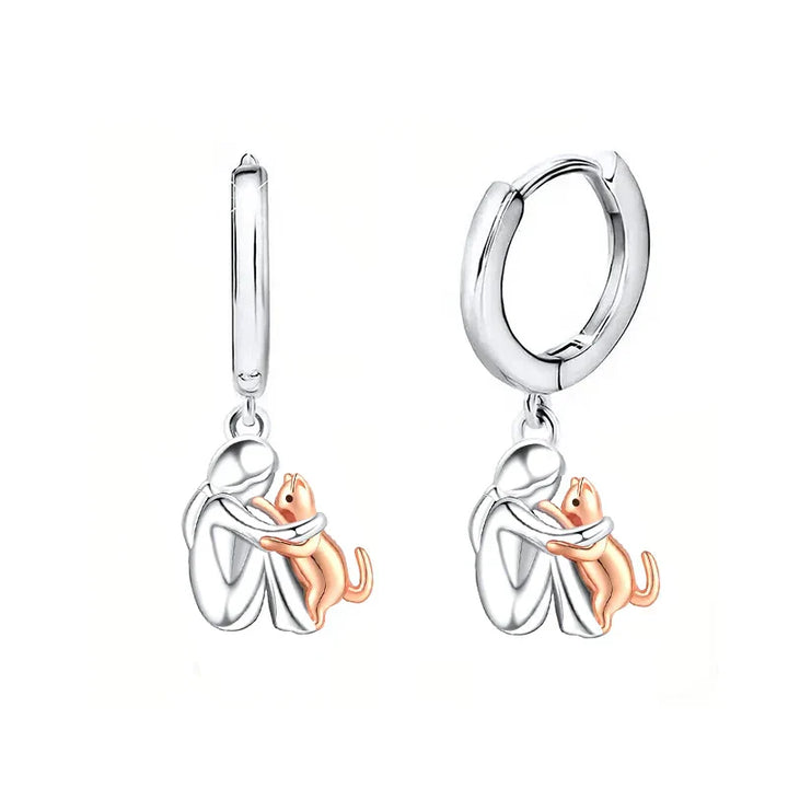 Pendientes bicolor plata y oro en forma de gato que abraza
