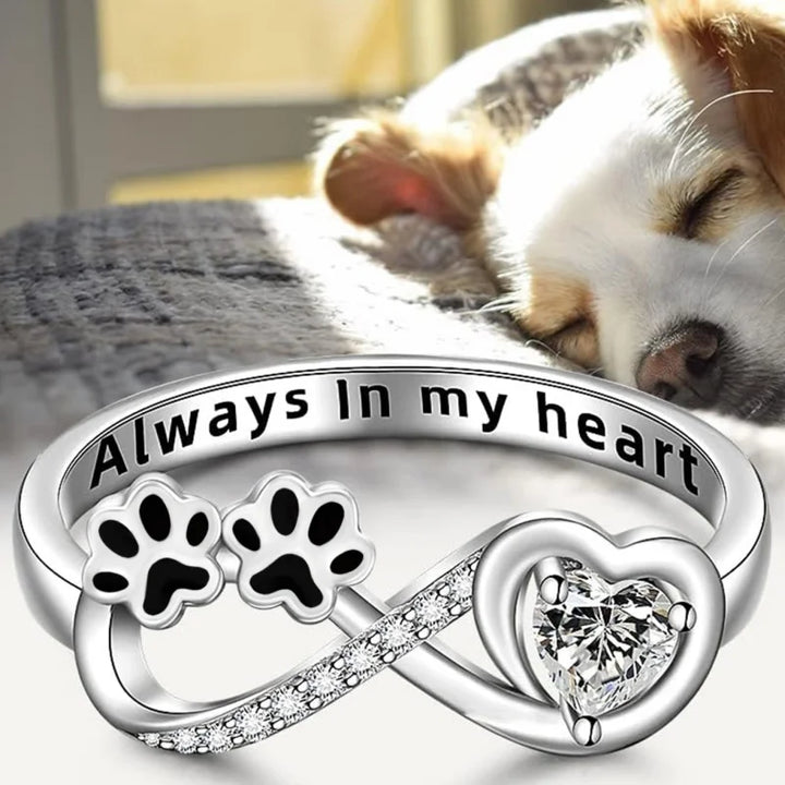 Anillo de circonio con diseño de corazón infinito