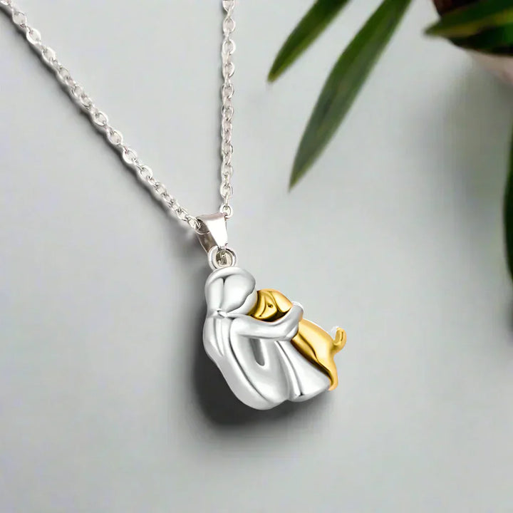 Collar colgante abrazo