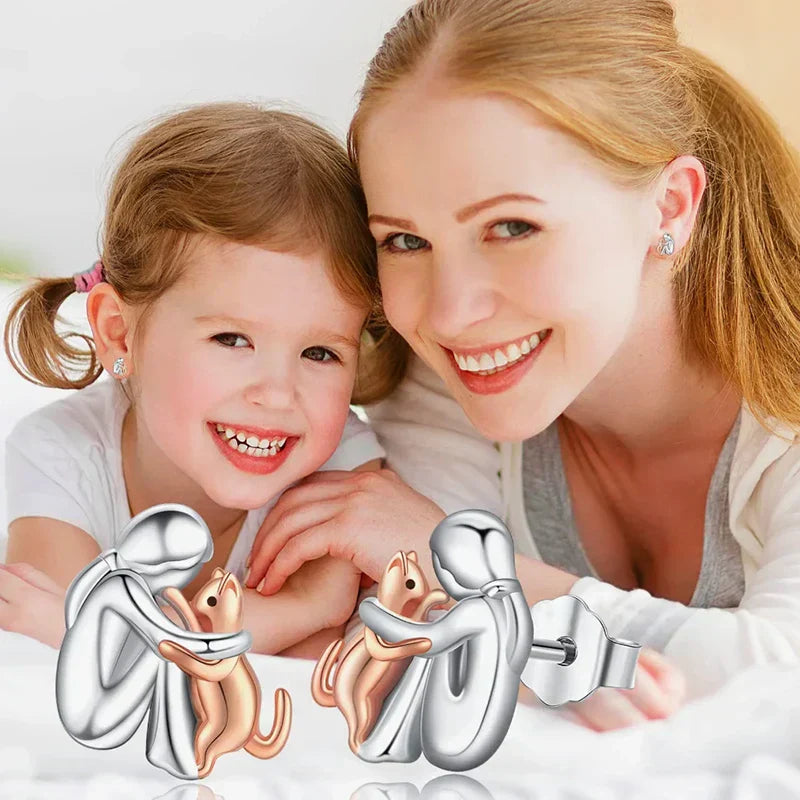 Pendientes bicolor plata y oro en forma de gato que abraza