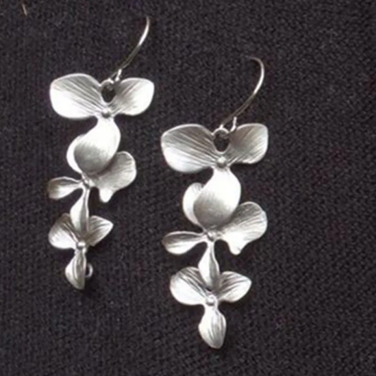 Set de collar y pendientes de pétalos de plata