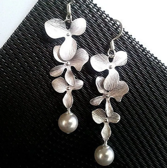 Set de collar y pendientes de pétalos de plata