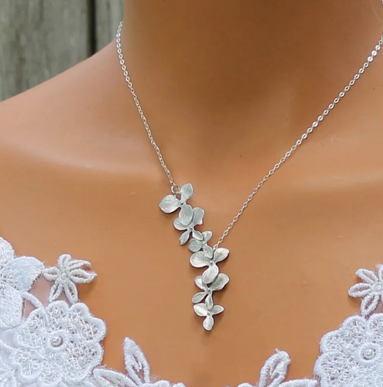 Set de collar y pendientes de pétalos de plata