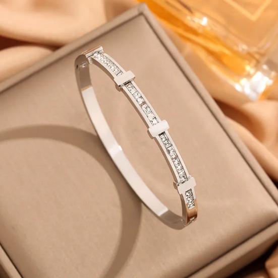 Pulsera geométrica abierta de doble capa con circón