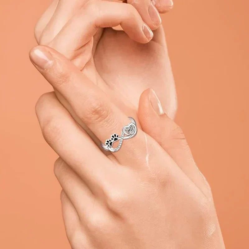 Anillo de circonio con diseño de corazón infinito