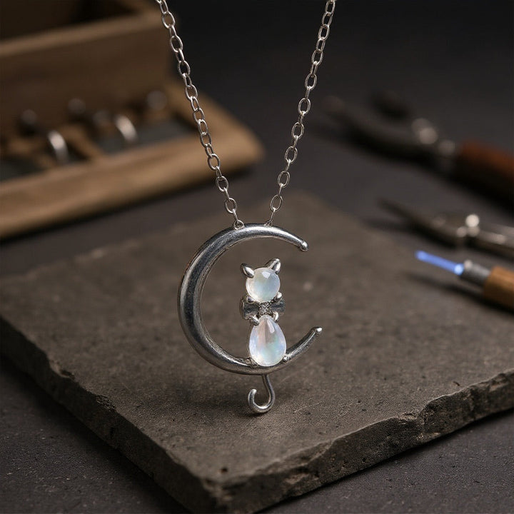 Collar de media luna con piedra de luna y diseño de gato