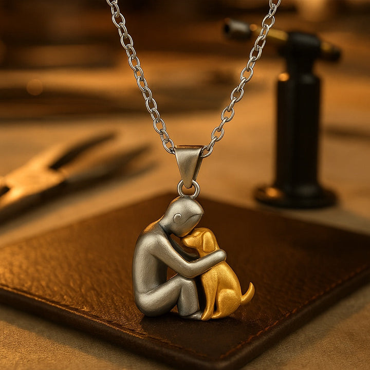 Collar colgante abrazo