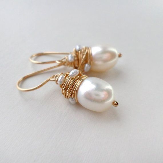 Pendientes vintage de perlas con detalles dorados