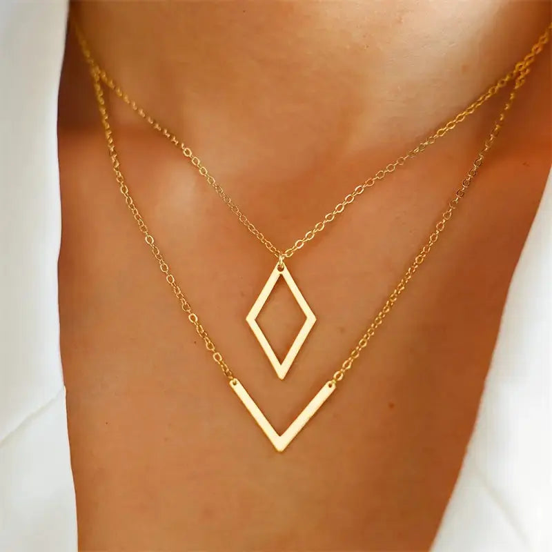 Collar elegante con colgante en V