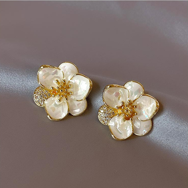 Elegantes pendientes de oro en forma de pétalos
