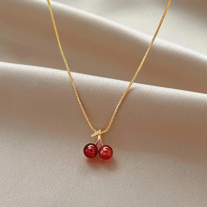Collar de oro con colgante de cereza