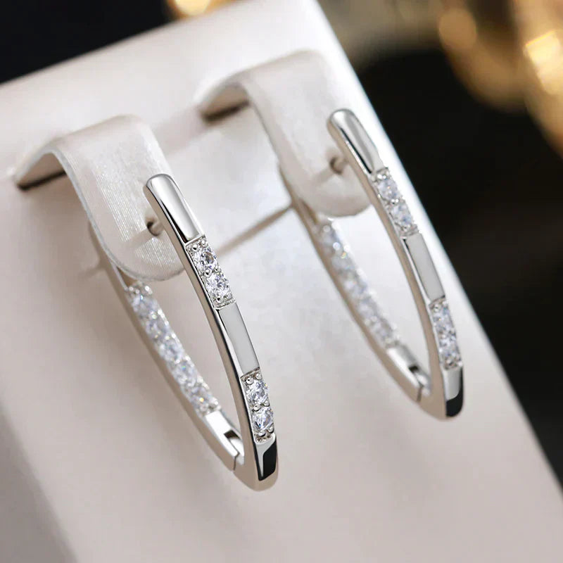 Elegantes pendientes chapados en oro con circonita