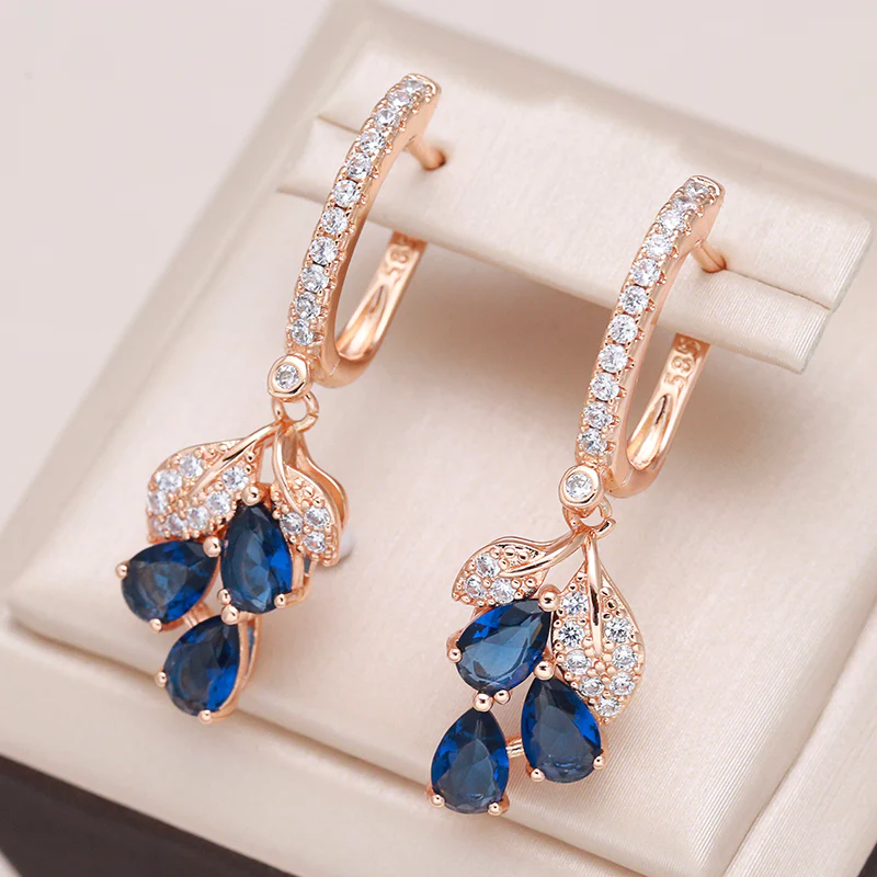 Elegantes pendientes adornados con cristales azules