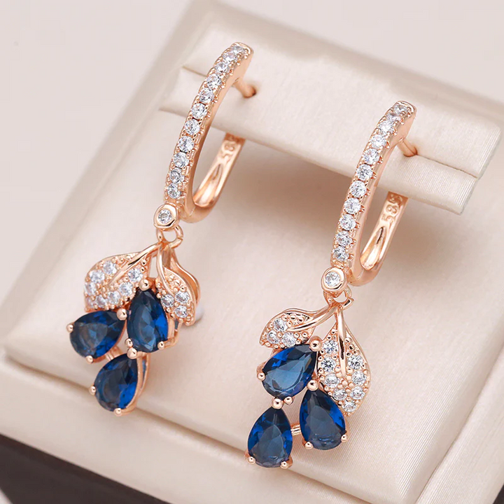 Elegantes pendientes adornados con cristales azules