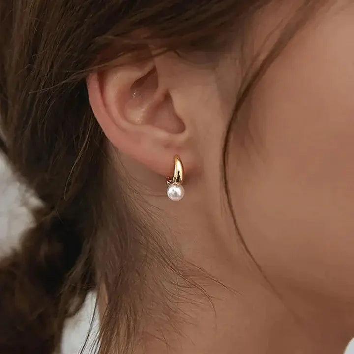 Pequeños pendientes de perlas chapados en oro