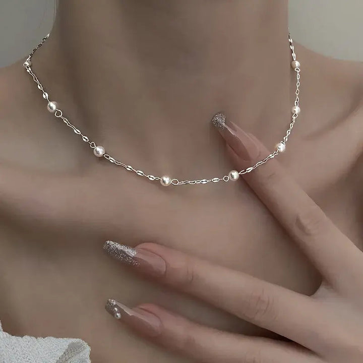 Collar elegante con perlas luminosas