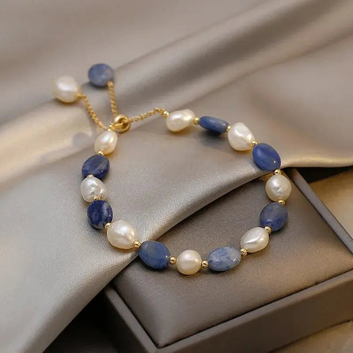Elegante pulsera con perlas de río