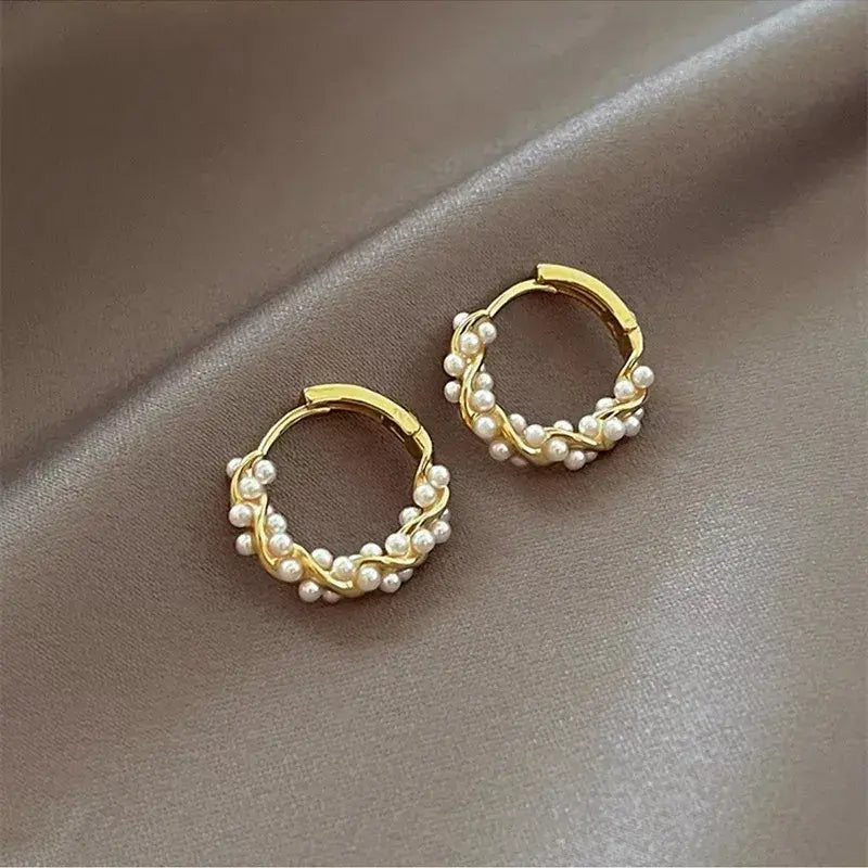 Elegantes pendientes redondos de perlas