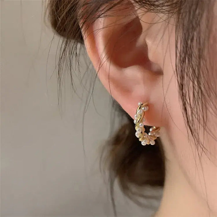 Elegantes pendientes redondos de perlas