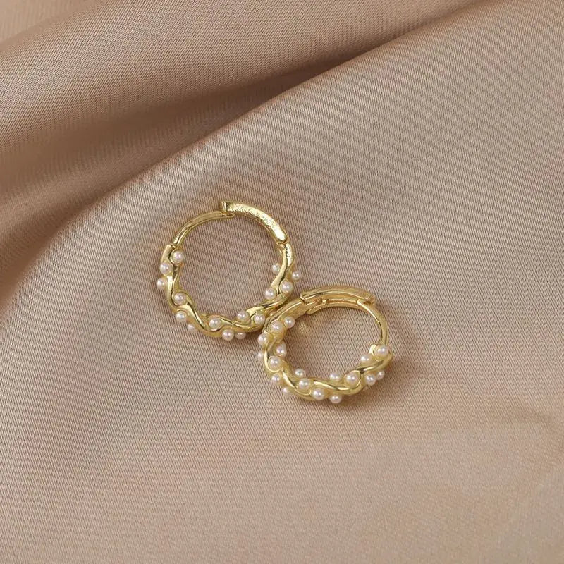 Elegantes pendientes redondos de perlas