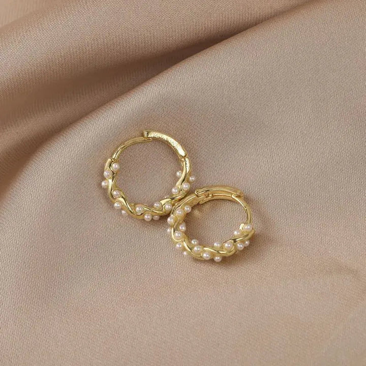 Elegantes pendientes redondos de perlas