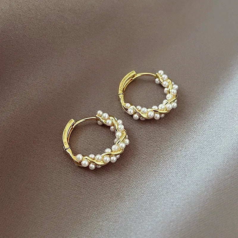 Elegantes pendientes redondos de perlas