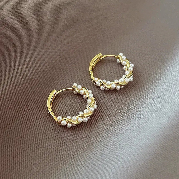 Elegantes pendientes redondos de perlas