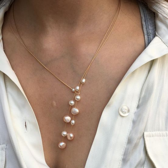 Collar elegante con perlas colgantes