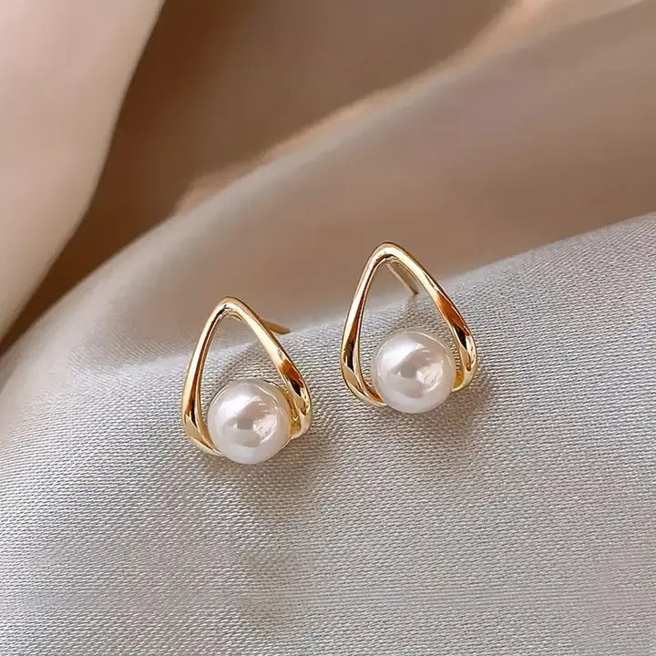 Elegantes pendientes triangulares con perlas