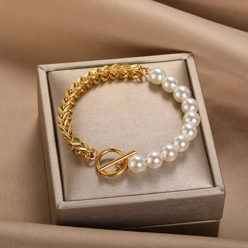 Elegante pulsera de oro y perlas