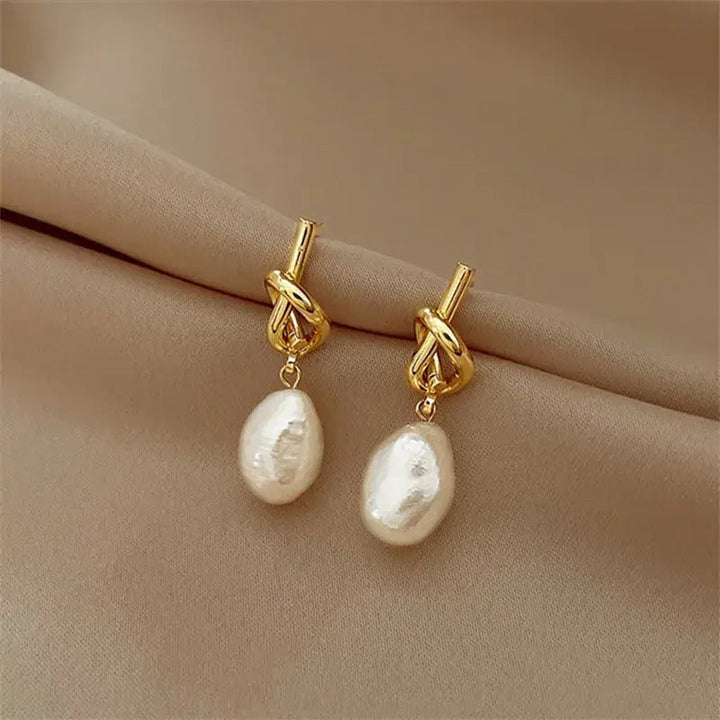 Elegantes pendientes de oro adornados con perlas barrocas